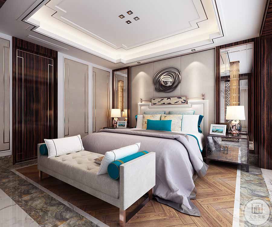 卧室内的主色调是比较素雅的米白，卧室内大面积的使用了米色作为装饰