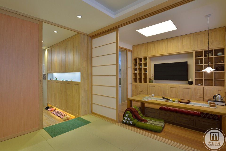 在日式简约风格装修中都会在室内铺设上比正常地面高度高出十厘米左右的地板，使其能产生冬暖夏凉的作用，并在休息区铺设上榻榻米，独具日式风格。