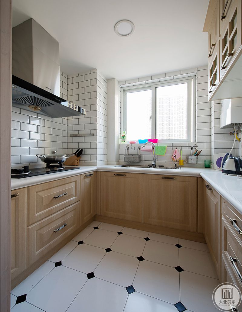 厨房，墙面采用简单白色的格子瓷砖，让做饭也成为一种很积极的事。