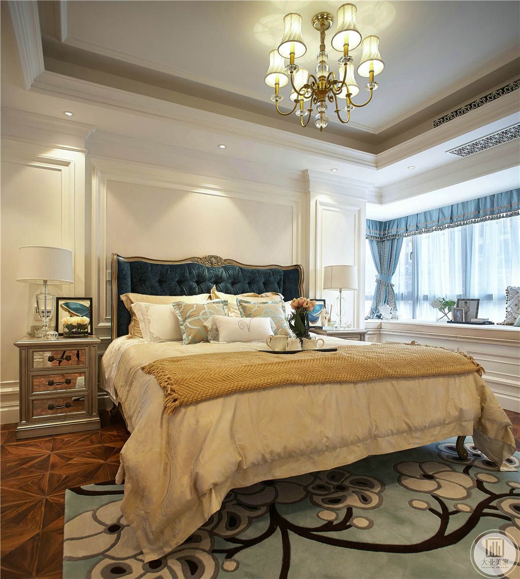 卧室整个温馨的色调让空间温暖、低调而时尚的欧式感情在时光中流动，自然而和谐。