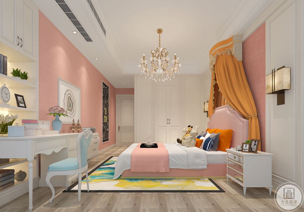 整个空间采用粉色系，配着奢侈的水晶吊灯，雅致的配饰，再加上绿色植物、地毯的点缀，整个空间宁静奢华。