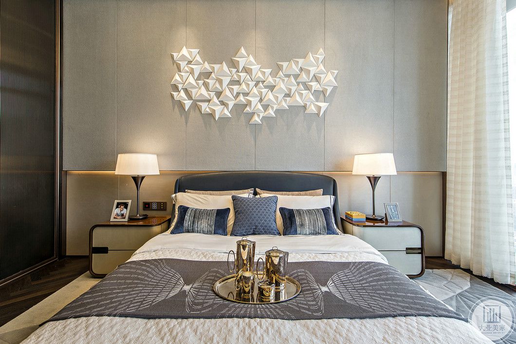卧室以灰白色为基础，硬部分以块面为基础，软部分以自然系统为基础，线条简洁，色彩纯正恰到好处的组合，创造出与不同业主相匹配的空间，使空间气质更加温馨湿润。
