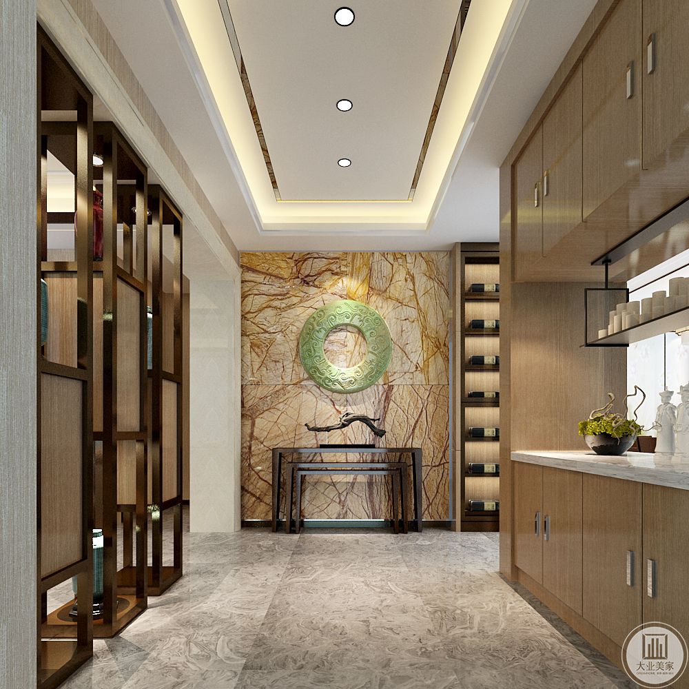 客厅门廊的边上采用不锈钢条装饰，既提高了线条感，又带来了现代感；和田玉大理石纹理的墙面，呈现出优雅大气的空间；