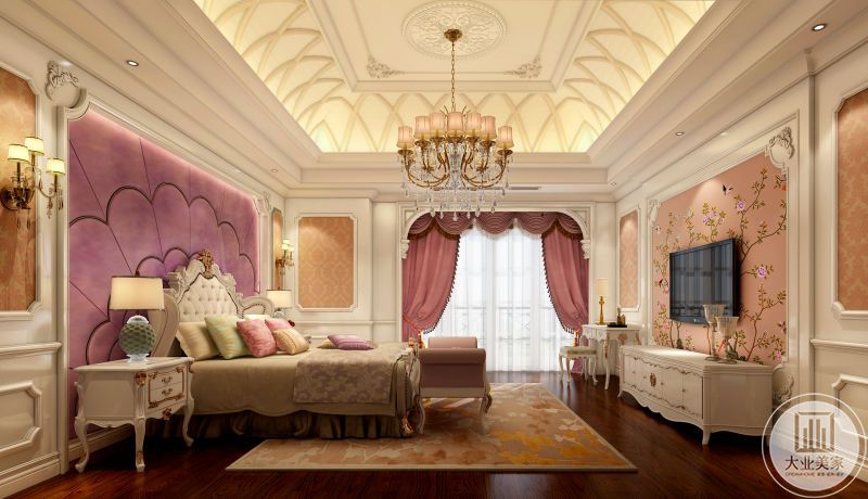 主卧室的装饰效果不是以前从未见过的那种亲密。大白床加上白色精致的欧式床头柜和墙上的两个金属壁灯，使整个卧室具有强烈的时代感和故事感。