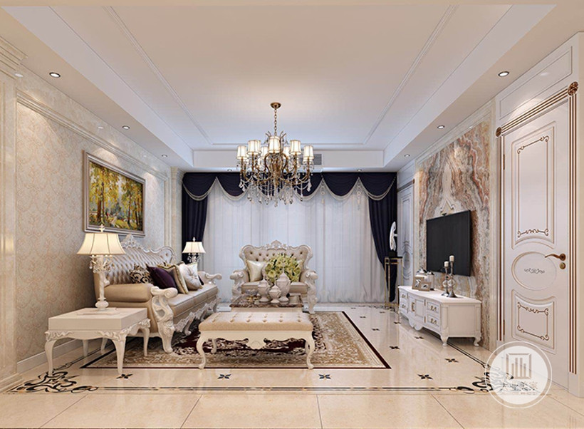 客厅落地的窗帘很是气派，皮革沙发结合了柔滑的质地和光滑的木制曲线，结合了欧洲传统家具的奢华和现代家具的实用性。